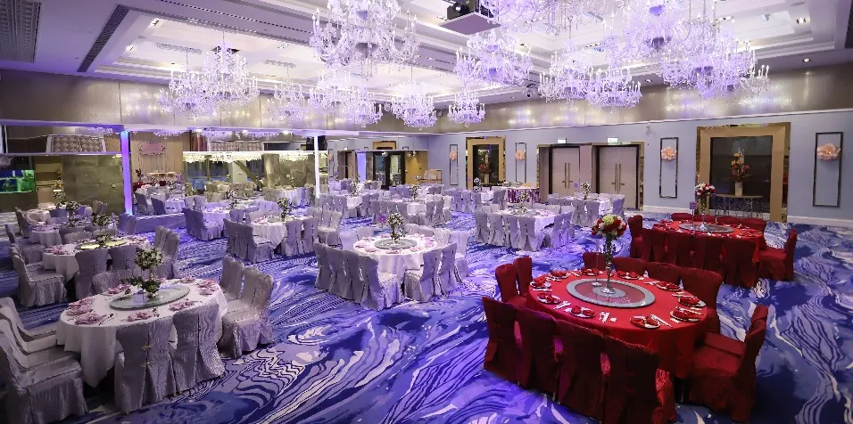 Banquet setup and chandelier at Dorsett Tsuen Wan Ballroom.